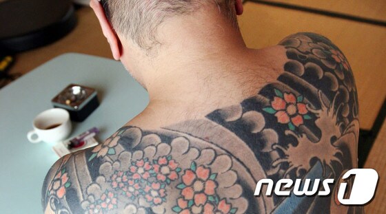 등에 문신을 새긴 일본 폭력조직(야쿠자) 단원(자료사진) © AFP=뉴스1