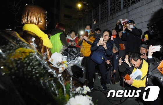 부산 동구 일본영사관 앞에서 열린 '평화의 소녀상 제막식'에 참석한 시민들이 기념사진을 촬영하고 있다. 뉴스1 © News1 여주연 기자
