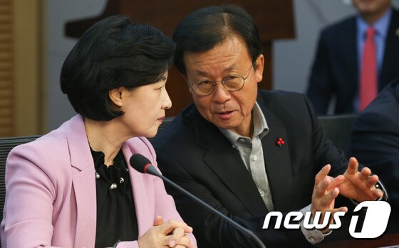 더불어민주당 추미애 의원(왼쪽)과 원혜영 의원. 2016.12.5/뉴스1 © News1 허경 기자