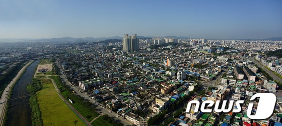 충북지역 아파트 관리비가 전년보다 3.2% 증가한 것으로 집계됐다. 사진은 청주지역 전경.© News1