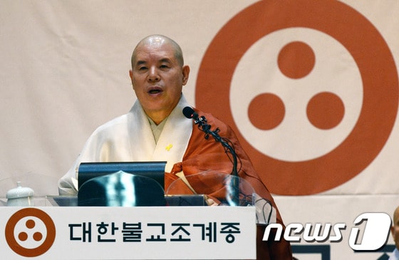 자승 대한불계조계종 총무원장이 지난 6일 오전 서울 종로구 조계사에서 시국선언을 하고 있다. © News1 최현규 기자