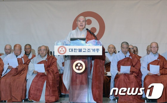 자승 대한불교조계종 총무원장이 6일 오전 서울 종로구 조계사에서 시국선언을 하고 있다. © News1 최현규 기자