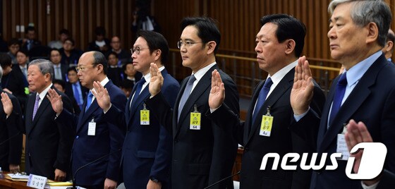 6일 국회에서 열린 청문회에서 출석한 대기업 회장들. 2016.12.6/뉴스1 © News1 사진공동취재단