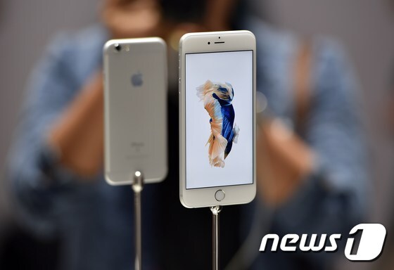 애플의 아이폰6S. © AFP=뉴스1