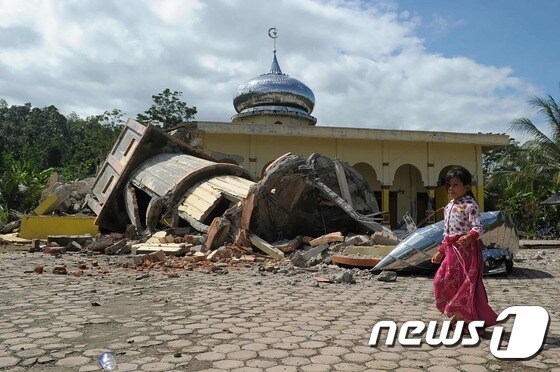 인도네시아 수마트라 아체주 반다아체 인근 해상에서 7일(현지시간) 발생한 규모 6.5 지진으로 무너진 이슬람 사원. © AFP=뉴스1