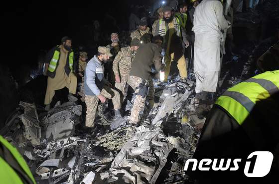 [사진] 추락한 파키스탄 여객기의 처참한 잔해