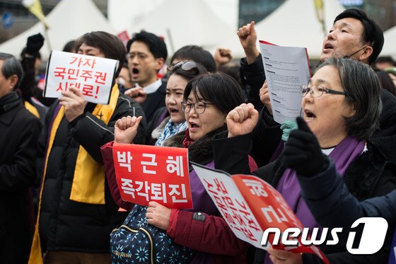 구호 외치는 기독교단체 '박근혜 대통령 퇴진'