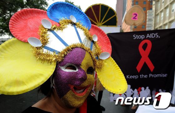 필리핀 성소수자(LGBT) 단체 회원이 필리핀 마닐라에서 세계 에이즈의날을 맞아 에이즈 확산 방지를 촉구하는 시위를 벌이고 있다. © AFP=뉴스1