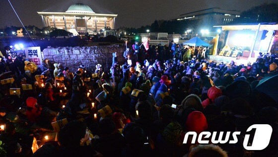 국회 앞에 모인 '촛불 시민'