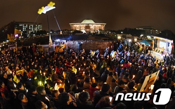 국회 앞에 모인 촛불인파
