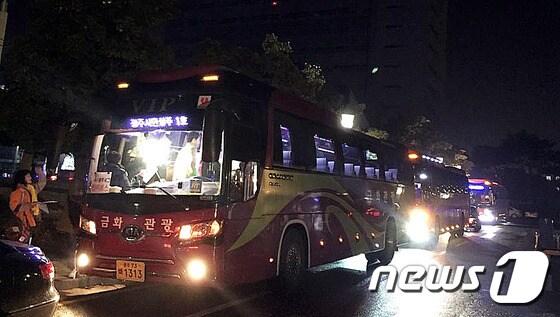9일 오전 광주시청 앞에서 시민 100여명이 박근혜 대통령 탄핵소추안을 가결하도록 국회의원들을 압박하기 위해 탄핵버스를 타고 국회로 향하고 있다. 2016.12.9/뉴스1 © News1 윤용민 기자