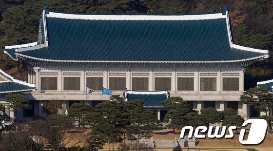 9일 국회에서 박근혜 대통령 탄핵소추안 표결이 열리는 동안 청와대의 모습이 긴장감이 감돈다. 2016.12.9/뉴스1 © News1 김명섭 기자