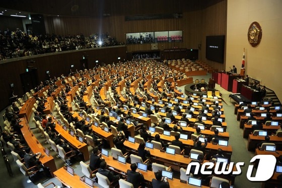 정세균 국회의장이 9일 오후 국회에서 열린 본회의에서 '대통령(박근혜) 탄핵소추안' 가결을 선포하고 있다. © News1 허경 기자