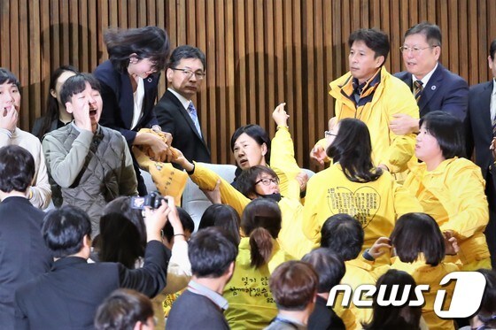 방청석의 세월호 유가족, '노란천 펼치려다...'