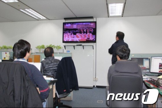 © News1 박근혜 대통령에 대한 탄핵안 투표를 앞둔 9일 오후 대전시청 공무원들이 TV를 시청하며 결과를 지켜보고 있다. (사진=박종명 기자)