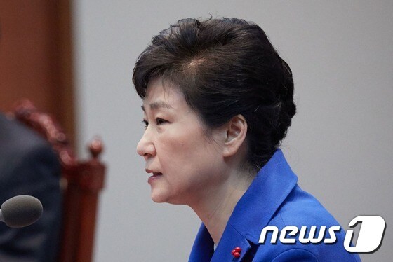 박근혜 대통령에 대한 탄핵소추안이 가결된 9일 오후 청와대에서 열린 국무위원 간담회에서 박 대통령이 모두발언을 하고 있다.(청와대 제공)2016.12.9/뉴스1 © News1 이광호 기자