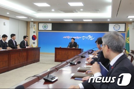 © News1 권선택 대전시장이 9일 오후 박근혜 대통령 탄핵안이 가결되자 중회의실에서 긴급 간부회의를 주재하고 있다. (사진=박종명 기자)