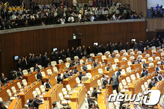 9일 오후 여의도 국회 본회의에서 박근혜 대통령 탄핵 소추안 투표가 진행되고 있다. 2016.12.9/뉴스1 © News1 허경 기자