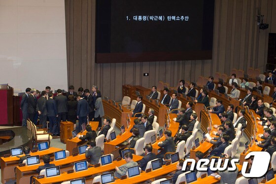 박근혜 대통령 탄핵소추안이 상정된 9일 오후 국회 본회의 장에서 개표 절차가 진행되고 있다. 2016.12.9/뉴스1 © News1 허경 기자