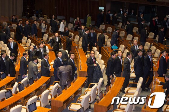 박근혜 대통령 탄핵소추안이 상정되어 가결된 9일 오후 개표를 마치 여·야 의원들이 본회의장을 빠져나오고 있다. .2016.12.9/뉴스1 © News1 허경 기자