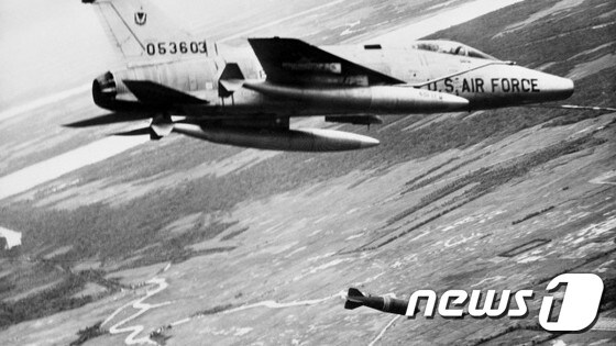 1959년 한국 오산 미 공군기지에서 폭발 화재 사고가 발생한 것과 같은  모델의 F-100 전투기. ©AFP= News1