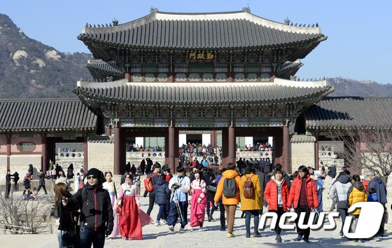설 연휴 마지막 날인 10일 오후 서울 종로구 경복궁에 나들이 인파가 몰려 있다. 2016.2.10/뉴스1 © News1 안은나 기자