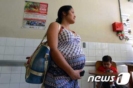 온두라스의 한 임신부가 자신의 진료 차례를 기다리고 있다.  © AFP=뉴스1