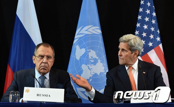 세르게이 라브로프 러시아 외무장관과 존 케리 미 국무장관이 11일(현지시간) 독일 뮌헨에서 만나 시리아 휴전을 일주일내에 시행하는 방안에 합의했다. © AFP=뉴스1