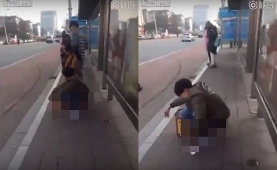 중국의 한 남성이 버스정류장에서 엽기적인 행각을 벌였다.© News1star/유튜브
