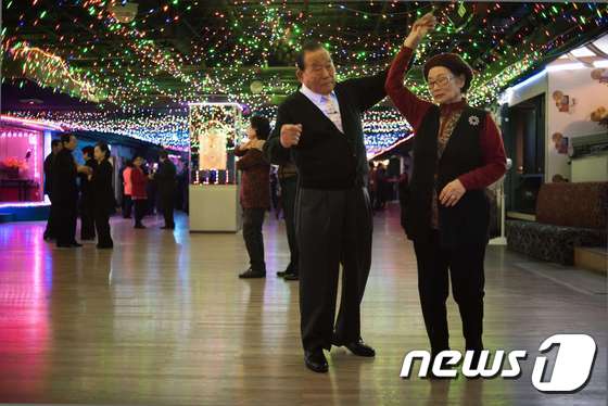 국일관에서 춤을 추는 노인들. © AFP=뉴스1
