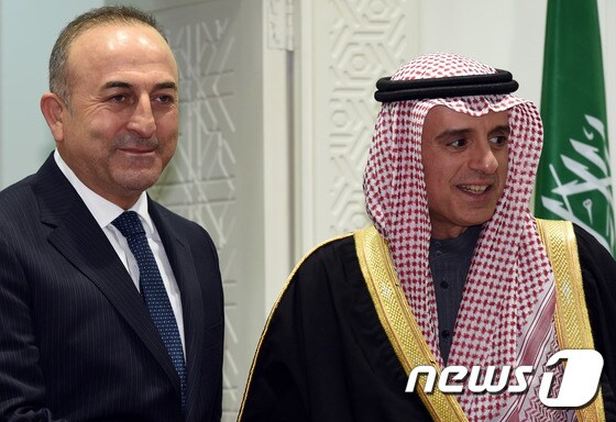 메블루트 카부소을루 터키 외무장관(왼쪽)과 아델 알주베이르 사우디아라비아 외무장관. © AFP=뉴스1