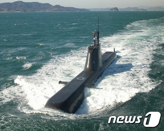 한미 양국 해군이 지난해 2월 동해에서 연합 잠수함 훈련을 실시하고 있다.. 사진은 훈련에 참가한 우리해군 214급 잠수함의 모습. (해군 제공) 2016.2.15/뉴스1 © News1