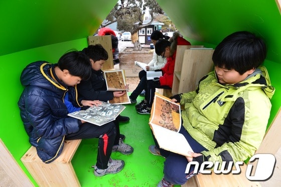 독서하는 학생들/뉴스1DB © News1