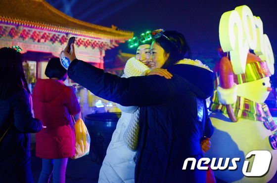 중국 새해맞이 행사에서 두 여성이 셀카를 찍고 있다 © AFP=뉴스1
