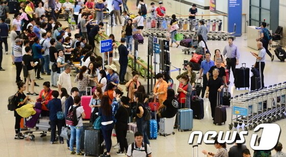 인천공항으로 입국하는 중국인 관광객 모습. © News1