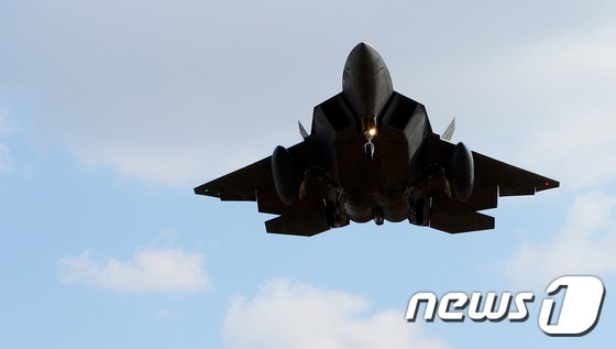 미군의 전략무기인 F-22 랩터 스텔스 전투기가 지난 2월 경기도 평택시 오산공군기지 상공을 날고 있다.   2016.2.17/뉴스1 © News1 박정호 기자