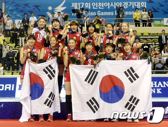 인천 아시안게임에서 금메달을 목에 걸었던 김해란(아래줄 오른쪽 두 번째)이 리우 올림픽에서 메달을 목에 걸고 싶다는 소망을 밝혔다. © News1