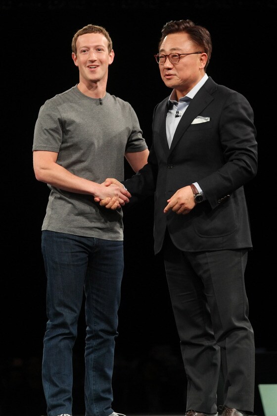 고동진 삼성전자 무선사업부장 사장(오른쪽)과 마크 주커버그 페이스북 CEO가 삼성 갤럭시 스마트폰 '언팩' 행사 무대에서 악수를 나누고 있는 모습. © News1