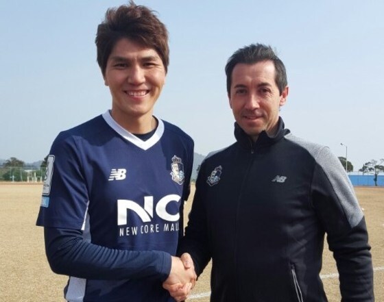 서울 이랜드 FC가 베테랑 수비수 김동진(왼쪽)을 영입했다. (서울 이랜드 FC 제공) © News1
