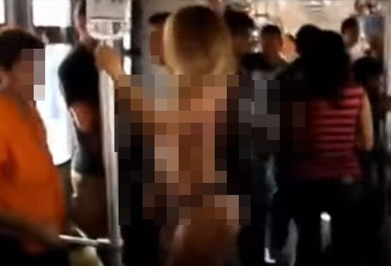 한 여성이 나체로 지하철 내부에서 봉춤을 춰 화제다.  © News1star / 유튜브 영상 캡처