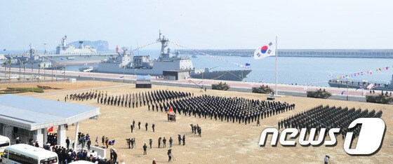 지난해 2월26일 제주 서귀포 제주해군기지 연병장에서 해군기지 준공식이 열리고 있다.. 2016.2.26/뉴스1 © News1 이석형 기자