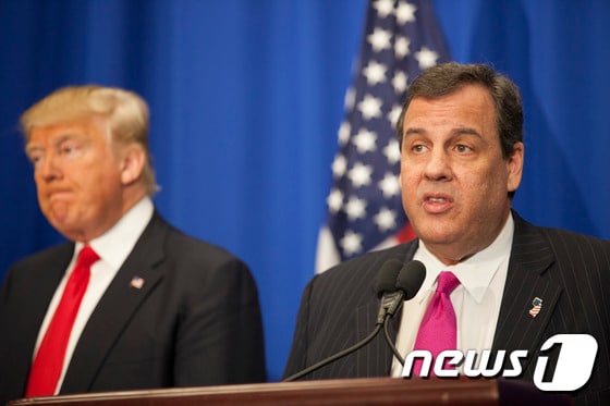도널드 트럼프 미국 대통령 당선인(왼쪽)과 크리스 크리스티 뉴저지 주지사. © AFP=뉴스1