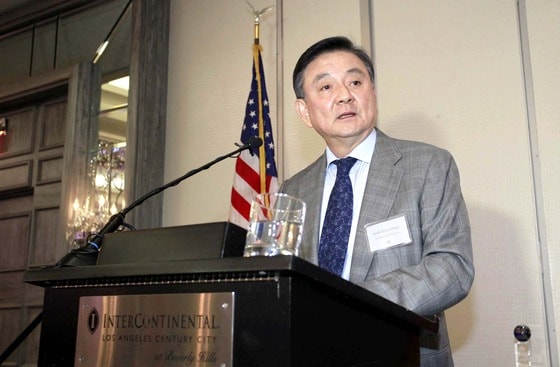 한국인 최초로 ‘PCI 빌딩 브릿지스 어워드'를 수상한 홍석현 중앙일보·JTBC 회장이 25일 미국 로스앤젤레스 인터컨티넨털 LA 센츄리시티 호텔에서 열린 시상식에서 수상소감을 말하고 있다. (중앙일보 제공)