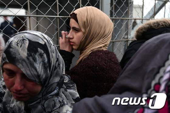 그리스 국경에서 마케도니아로 넘어가길 원하는 여성 난민이 대기하고 있다.© AFP=뉴스1