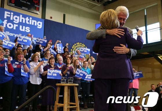 미국 아이오와 주 코커스 승리를 축하하며 서로를 끌어안고 있는 힐러리·빌 클린턴 부부. © AFP=뉴스1
