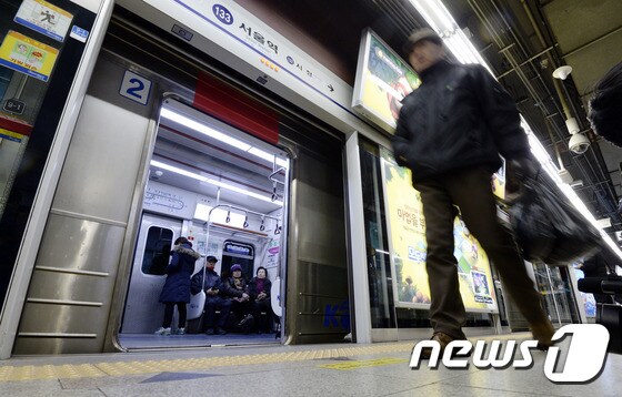 3일 오전 9시께 한 80대 여성이 지하철에서 내리다 스크린도어에 끼어 목숨을 잃는 사고가 발생했다. © News1 안은나 기자
