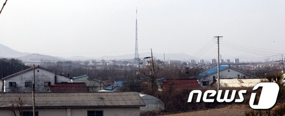 DMZ내에 위치한 대성동초등학교에서 바라본 북한2016.02.04. <이승환기자> © News1 사진공동취재단