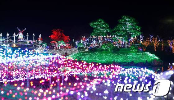태안군 남면 신온리 네이처월드에서는 LED 조명을 이용한 빛의 향연을 감상할 수 있는 ‘태안 빛 축제’가 연중 열린다. (테안군 제공)© News1travel