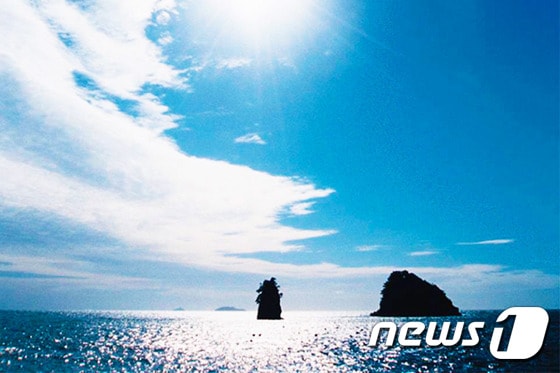 안면도 꽃지해수욕장에 있는 두 개의 바위섬,‘할미 할아비 바위’는 꽃지의 명물이다.(태안군 제공)© News1travel