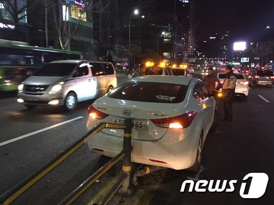 40대 여성 A씨가 만취상태로 운전하다 중앙분리대를 들이받는 사고를 냈다. 2016.2.4/뉴스1 © News1 김일창 기자